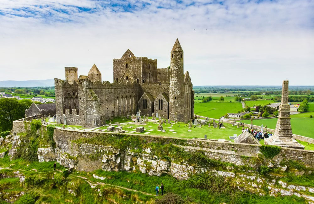 You are currently viewing The Rock of Cashel: A Tour of Medieval Ireland’s History and Architecture
