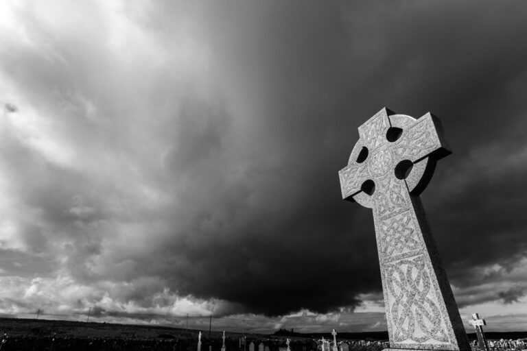 Read more about the article Exploring the Legend of the Banshee: A Tour of Ireland’s Haunted Sites