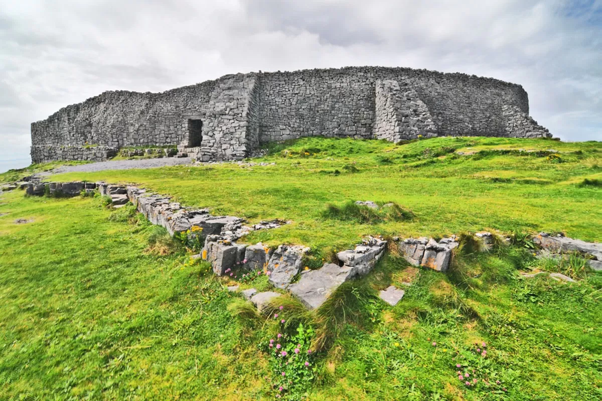 You are currently viewing Dún Aonghasa: Exploring the Ancient Fortress, Mystical Landscape, and Timeless Heritage of Inis Mór